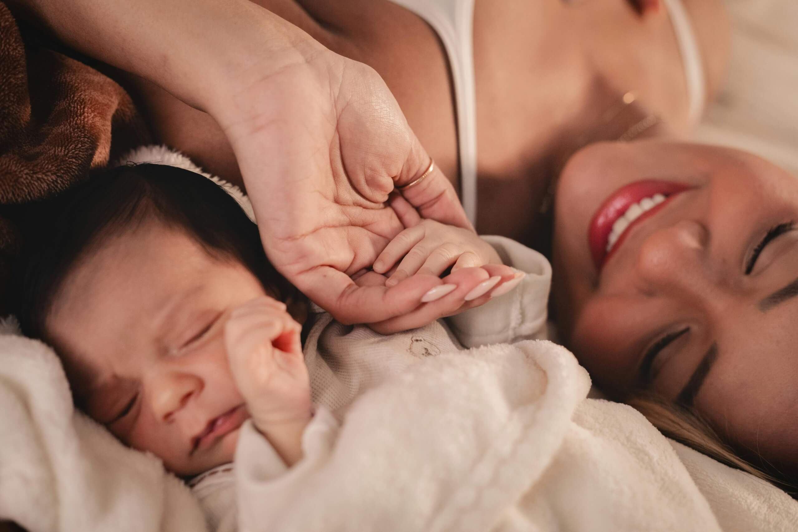 maman dort avec bébé